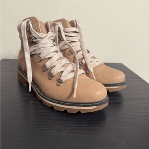 Sorel Leather Honest Beige Lenox Hiker Tie Up Ankle Shoes Boots Women’s Size 10